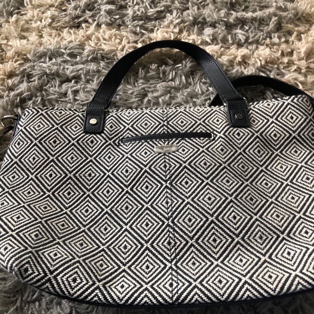 Thirty One Satchel that is black and white.